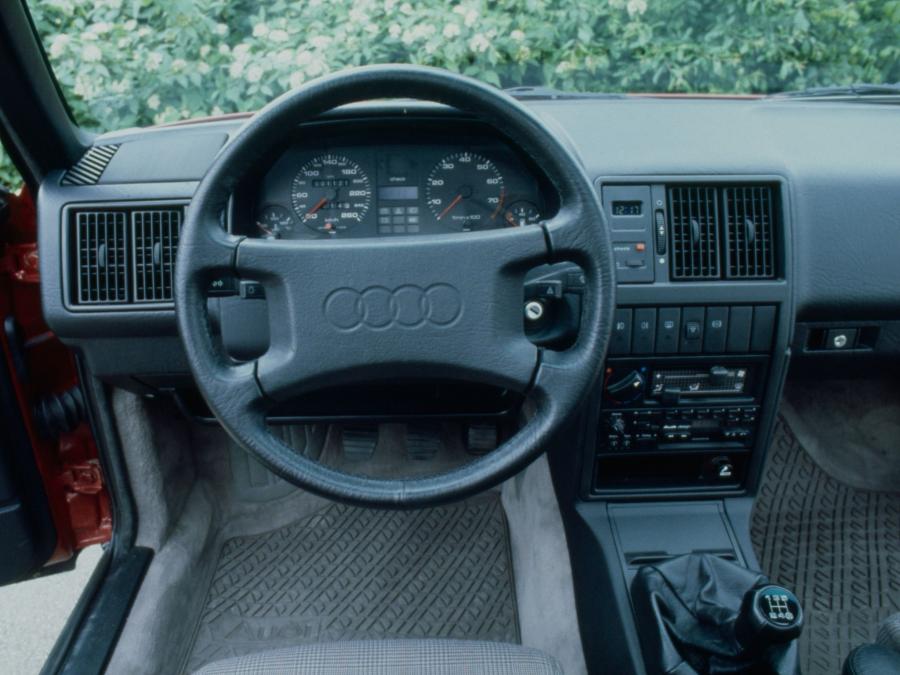 Торпедо Audi 200 Turbo (44, 44Q) 1983 года  (фото 2 из 2)